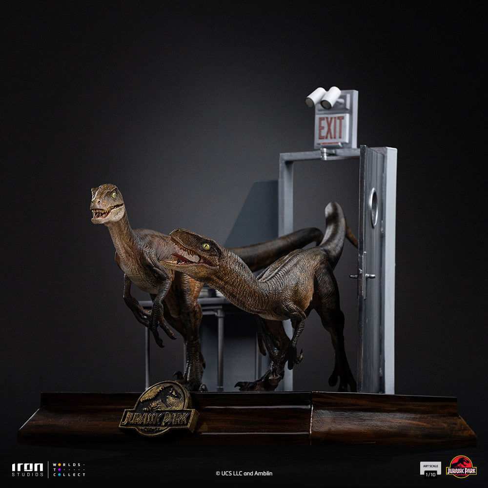 Raptors at the Kitchen’s Door 1:10 Art Scale Statue – Jurassic Park