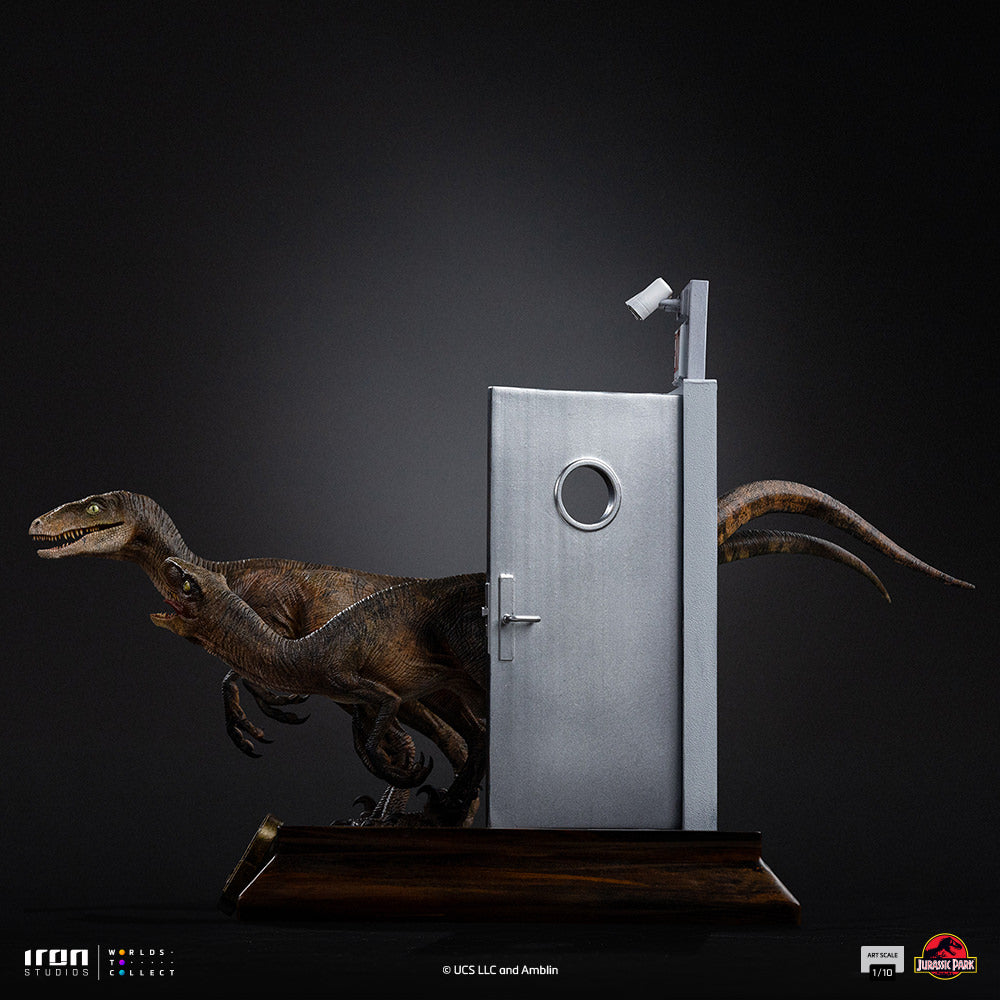 Raptors at the Kitchen’s Door 1:10 Art Scale Statue – Jurassic Park